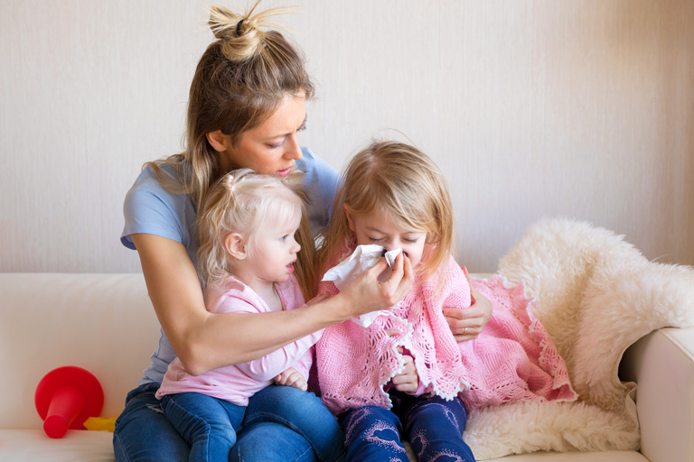 Hausstaubmilbenallergie Symptome bei Kindern frühzeitig erkennen.